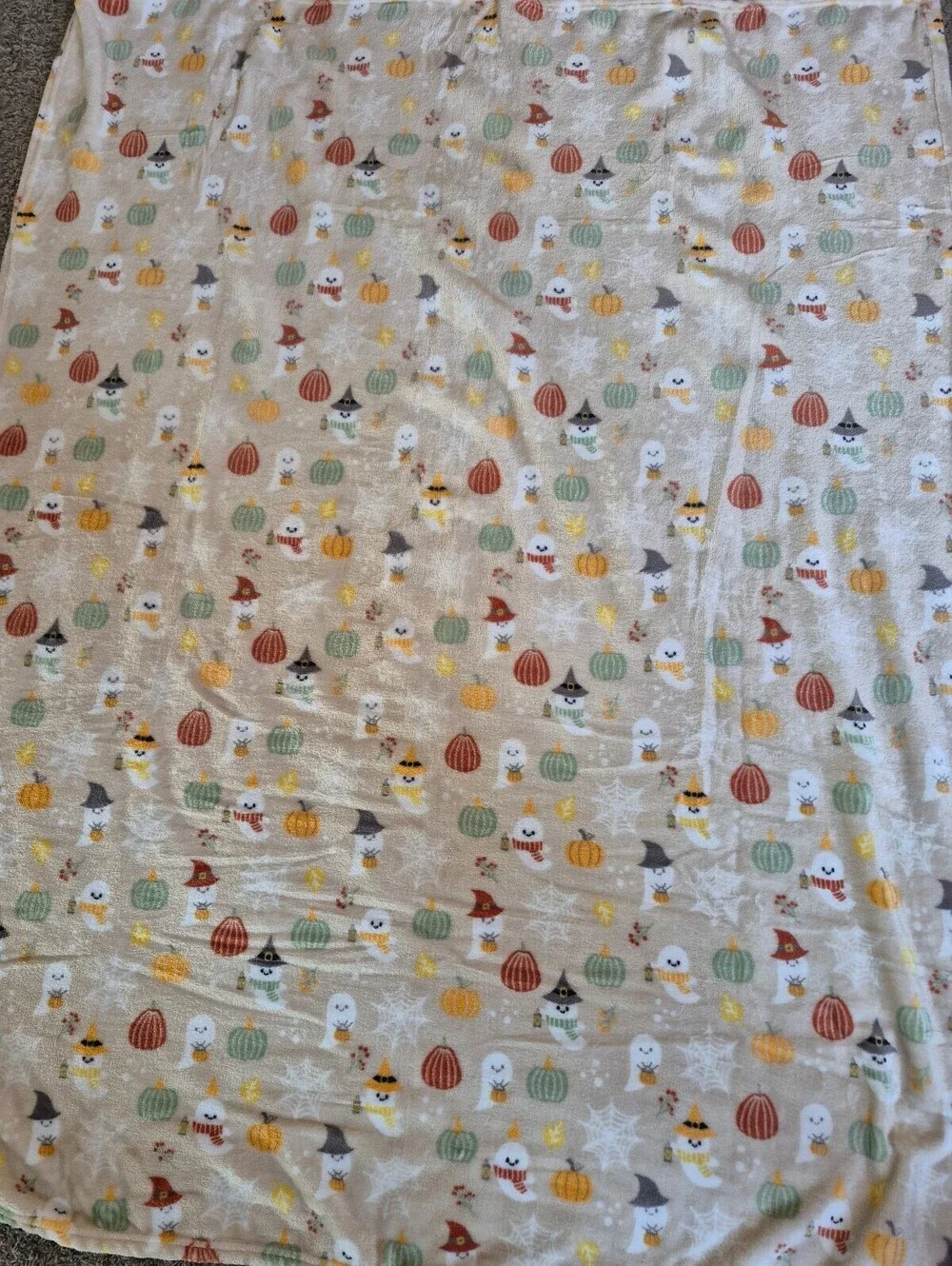 Halloween Themed Plush Throw Blanket with Ghost and Pumpkin Pattern